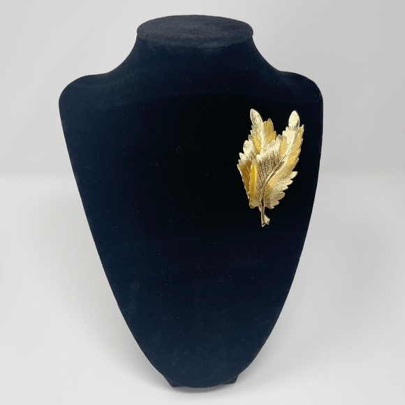 Vintage Gold Tone Textured Dual Leaf Brooch - Picture 1 of 9
